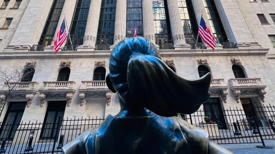 Wall Street: gli investitori comprano il ribasso sui tagli Fed Wall Street: gli investitori comprano il ribasso? Cosa bisognerà considerare ora Wall Street: gli investitori comprano il ribasso? Uno dei temi sui quali si è discusso molto negli ultimi mesi è se gli operatori di mercato dovrebbero comprare a ogni correzione del rally in corso a Wall Street. Alcuni sostengono che le valutazioni sono diventate molto alte e quindi bisogna agire con cautela. Altri ritengono viceversa che ogni ritracciamento può essere un'opportunità per entrare a mercato a prezzi più bassi in quanto il trend è ancora molto forte. Secondo gli analisti di Yardeni Research, i compratori sono tornati in massa sui cali recenti delle quotazioni giacché crescono le aspettative per imminenti tagli dei tassi di interesse. Secondo quanto mostrato dal FedWatch Tool di CME - lo strumento che esprime ciò che la maggior parte dei trader di Fed Funds si aspetta sul fronte dei tassi dalle riunioni della Banca centrale americana - la probabilità di sforbiciate a settembre si attesta intorno al 90%, rispetto a solo il 63% di una settimana fa. Cosa bisognerà considerare ora Wall Street adesso però entra in una fase tradizionalmente avversa sotto il profilo della stagionalità. Se la storia è una guida, agosto e settembre non sono mesi "amichevoli" per la Borsa americana. Secondo i dati raccolti da Bloomberg, negli ultimi 30 anni, l'indice S&P 500 ha perso in media lo 0,7% in ognuno di entrambi i mesi, a fronte di un guadagno medio dell'1,1% negli altri. "La domanda ora è: l’S&P 500 vagherà durante agosto e scenderà durante settembre per poi riprendere la sua ascesa in un rally di fine anno in linea con la sua media decennale? Oppure continuerà a stabilire nuovi record nei prossimi due mesi e proseguirà fino alla fine dell’anno?" hanno scritto gli analisti di Yardeni in una nota. I fattori da tenere in considerazione e che potrebbero spostare le quotazioni in Borsa sono molti, sostengono gli esperti di mercato. Tra questi la scelta per il nuovo presidente della Fed e anche del nuovo commissario del Bureau of Labor Statistics dopo il licenziamento di Trump. In tutto ciò si inserisce anche il simposio di Jackson Hole tra il 21 e il 23 agosto, nel corso del  quale il governatore della Fed Jerome Powell potrebbe fornire indicazioni importanti sulla politica monetaria dell'istituto che guida.