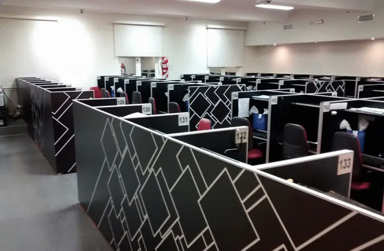 La sala di un call center vuota