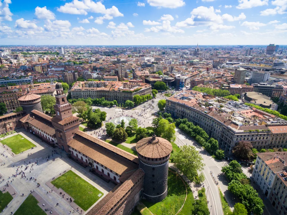 Vista aerea della città di Milano con il Castello Sforzesco