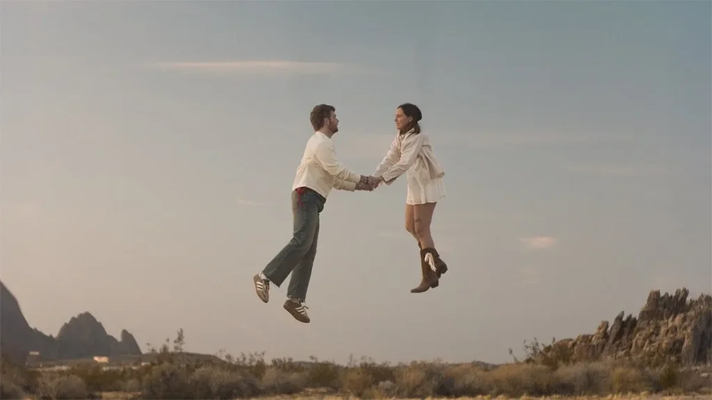 Una scena del video di Ordinary di Alex Warren