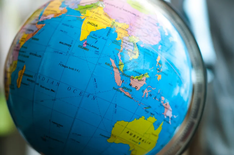 Un mappamondo, in primo piano su una scrivania, mostra in evidenza i Paesi dell'area asiatica
