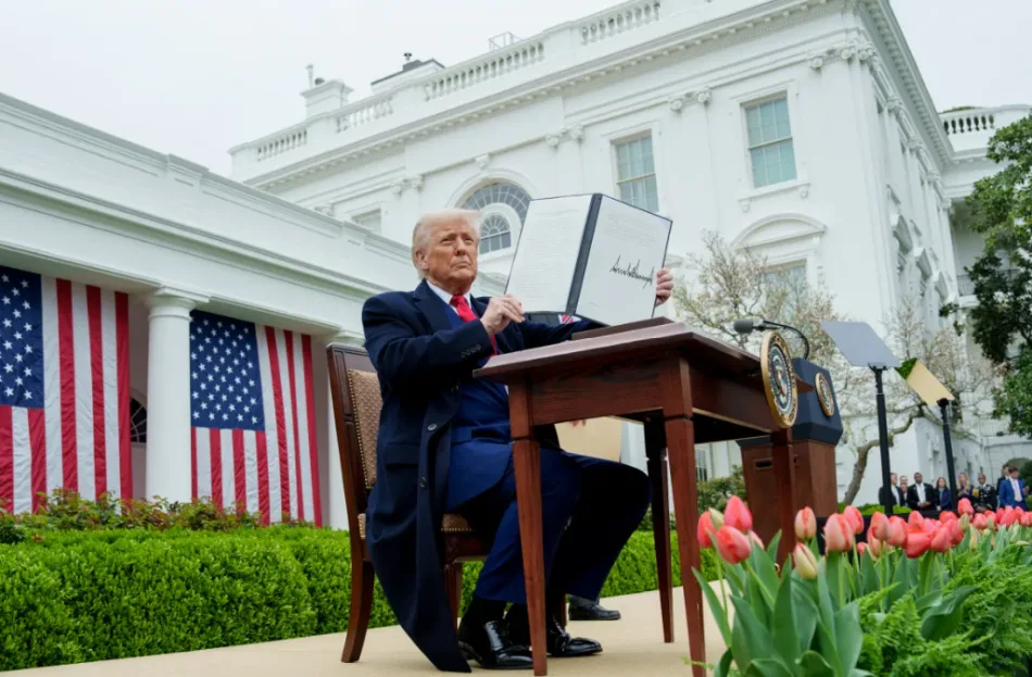 Trump mostra il decreto con cui ha applicato i dazi nel giorno della Liberazione