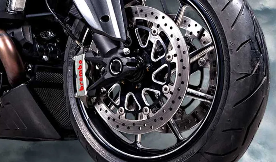 La forcella anteriore di una motocicletta con freni Brembo