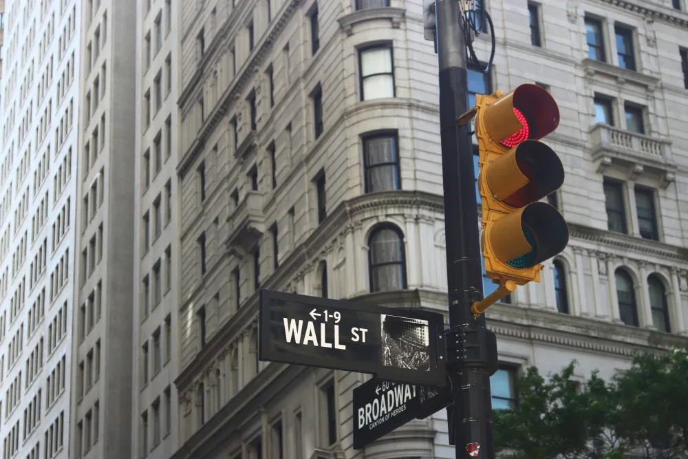Un semaforo rosso all'intersezione della strada di Wall Street, dove ha sede la Borsa Usa