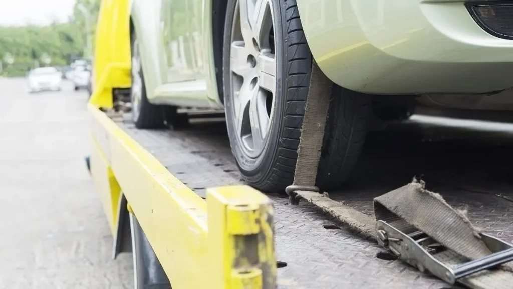 Un camion dell'assistenza stradale Telepass carica un'auto in panne
