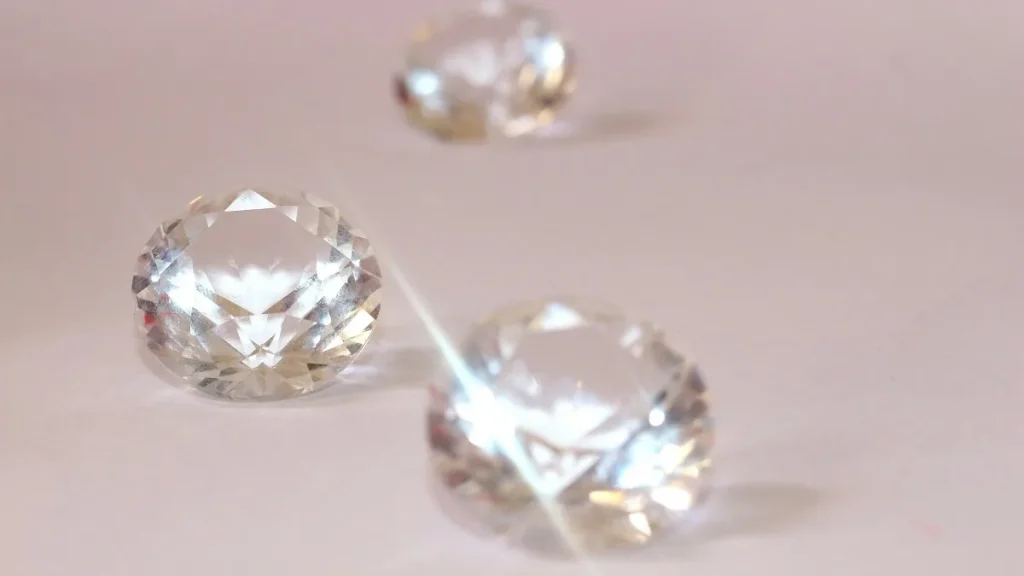 Una persona tiene in mano un diamante