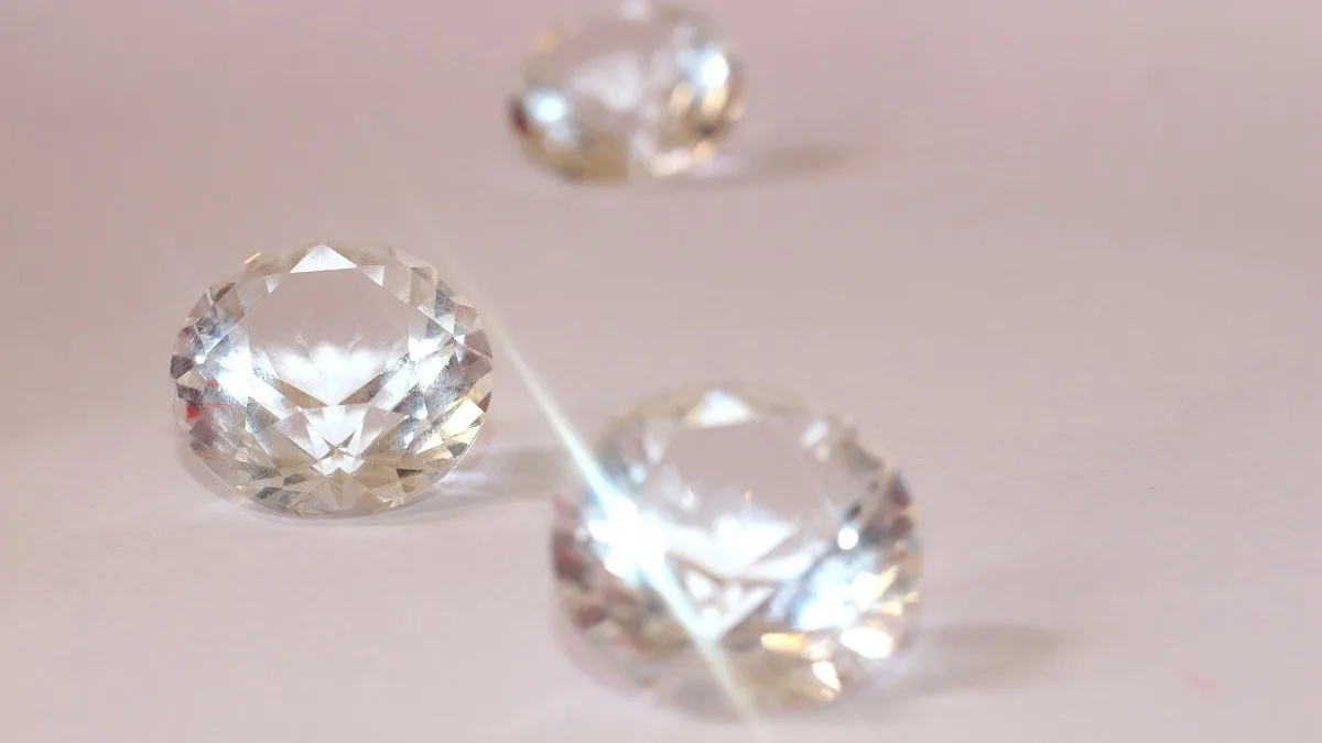 Una persona tiene in mano un diamante