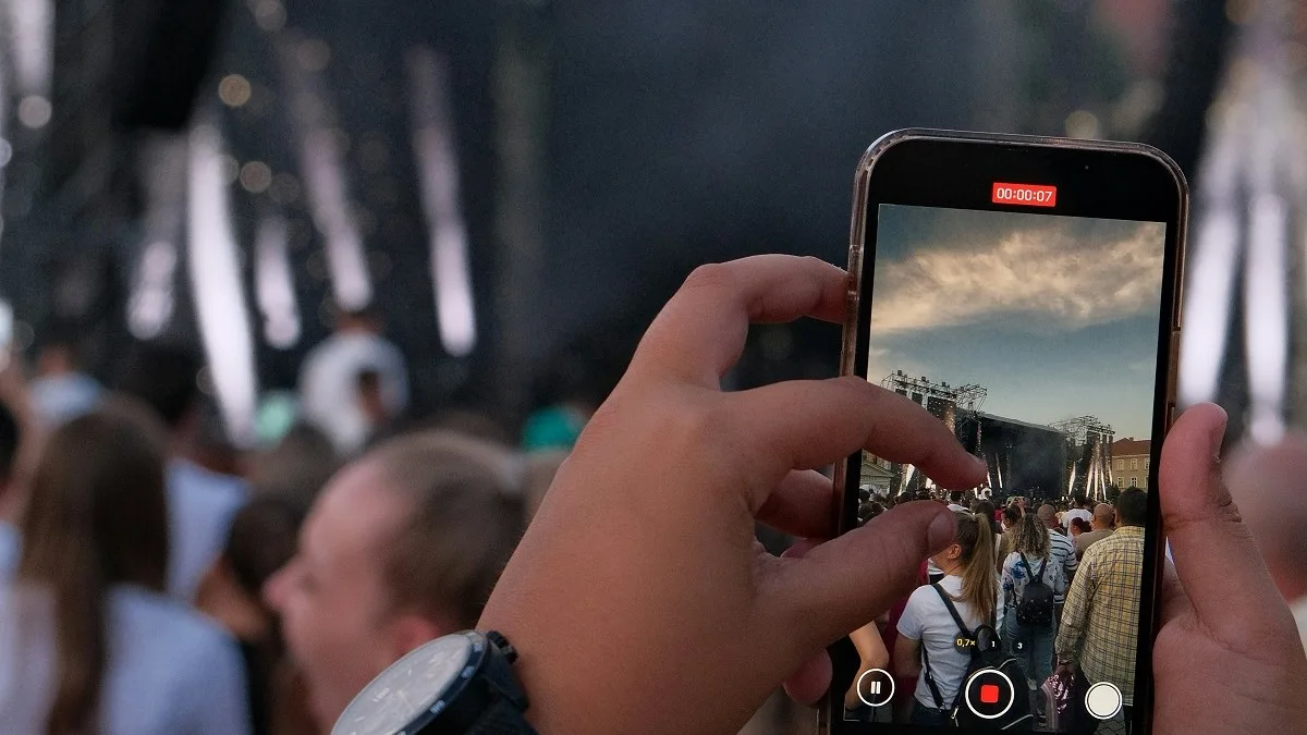 Un fan filma un concerto con lo smartphone