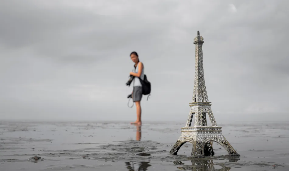 Una miniatura della Torre Eiffel lambita dalle acque.