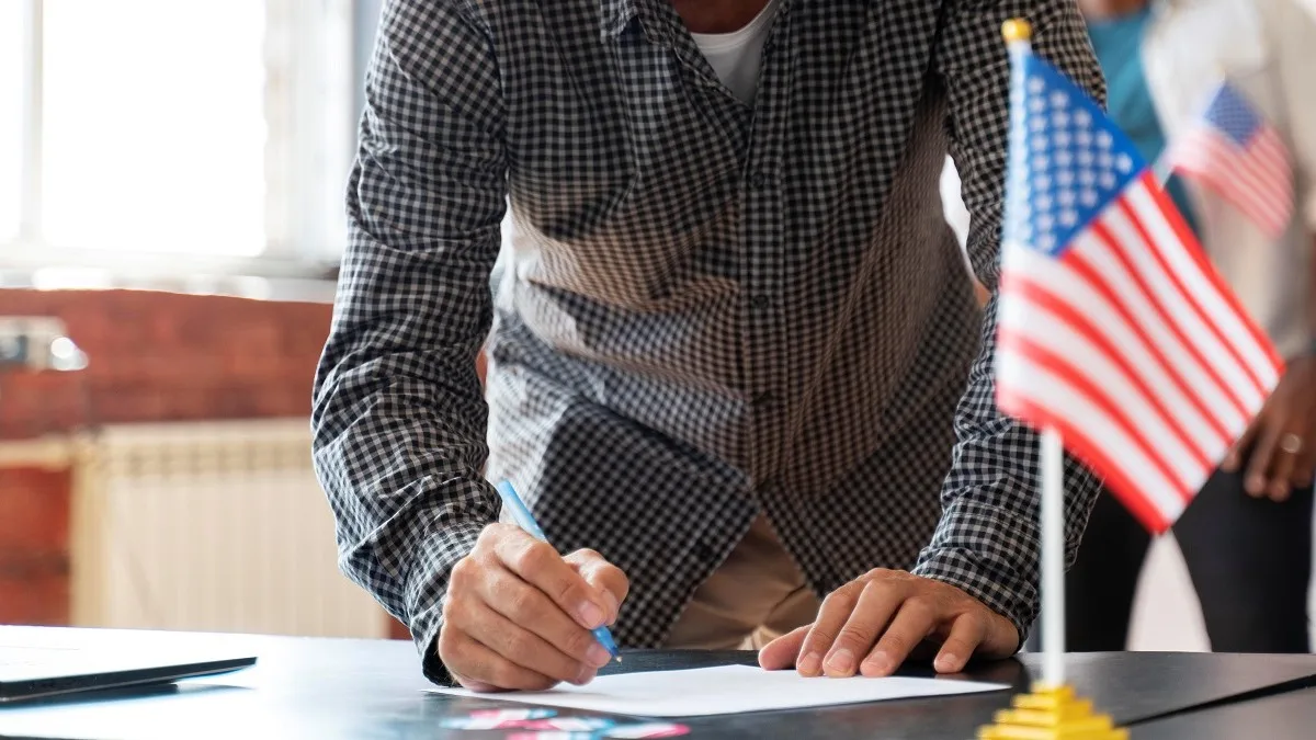 Un uomo statunitense firma un contratto