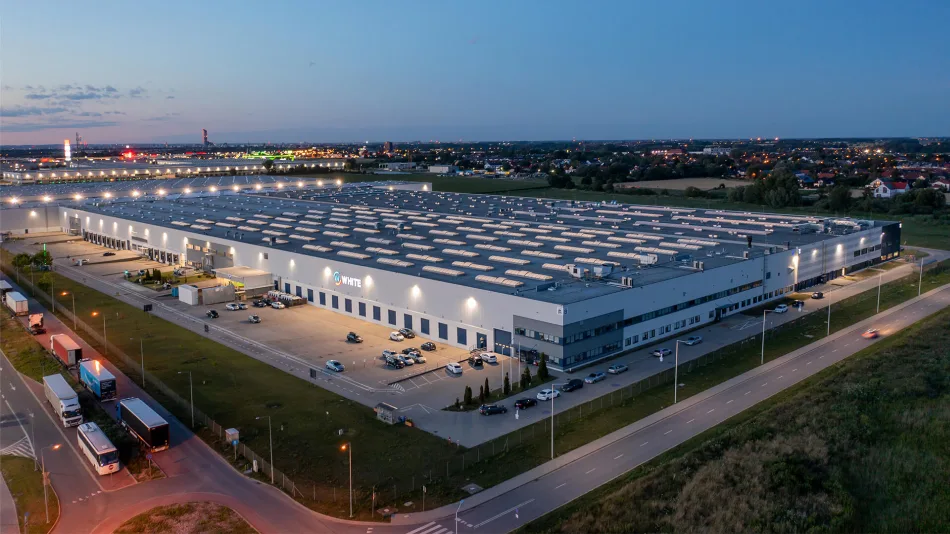 Stabilimento industriale Interpump White Drive visto al tramonto