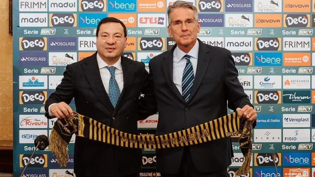 Andrea Langella e Daniel J. McClory con la sciarpa della Juve Stabia