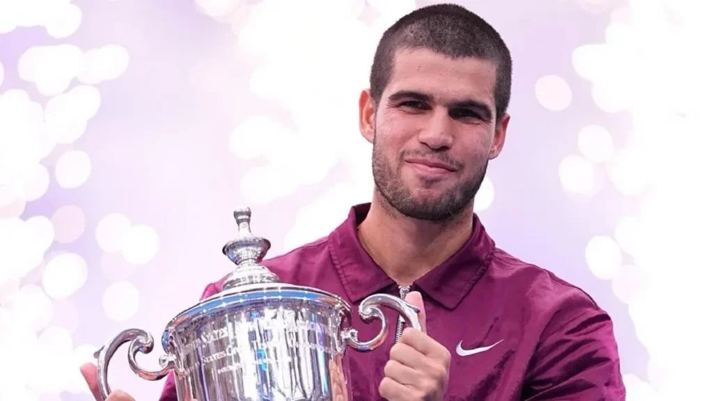 Carlos Alcaraz con il trofeo degli Us Open 2025