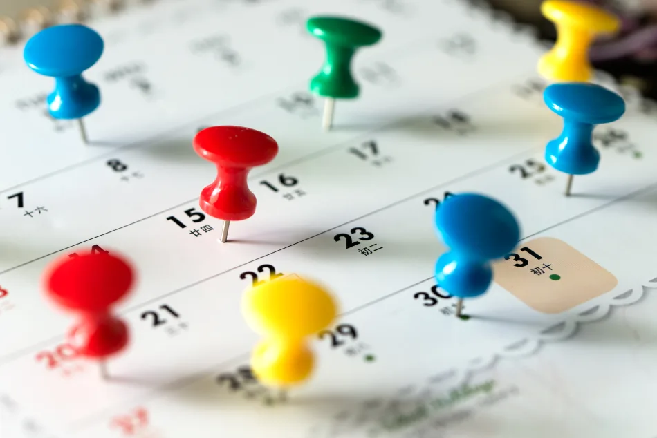 Spille colorate segnano diverse date su un calendario