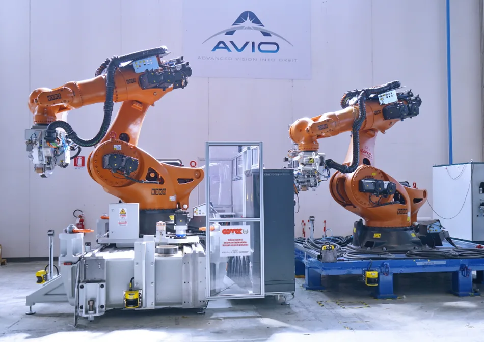 Due bracci robotici, color arancione, nello stabilimento Avio di Colleferro