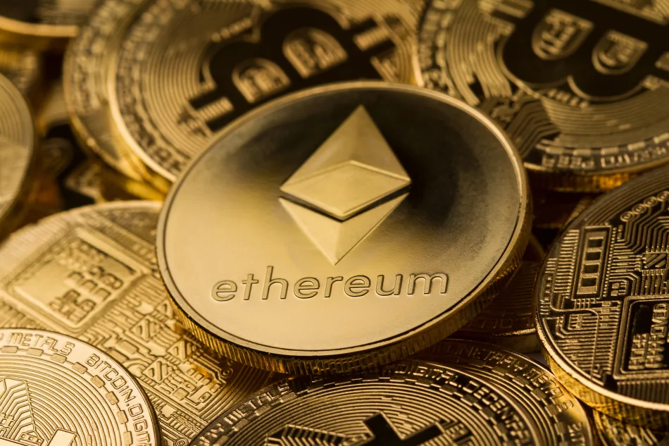 Una moneta Ethereum spicca su una pila di monete bitcoin