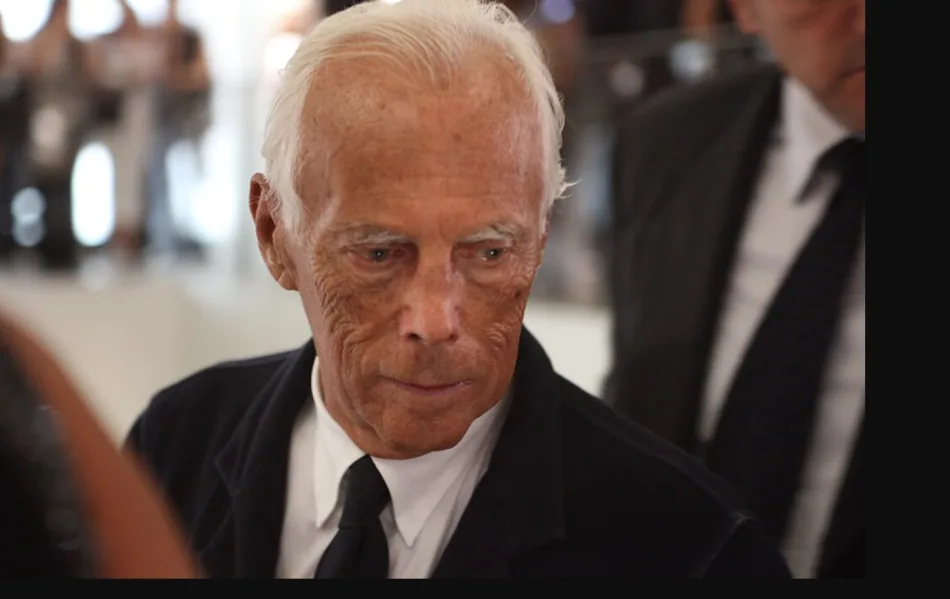Un primo piano di Giorgio Armani al Vogue Fashion Nite Out del 2009