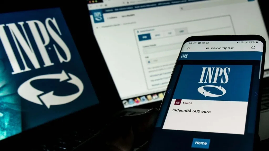 Uno smartphone e un computer su sito e app di Inps online