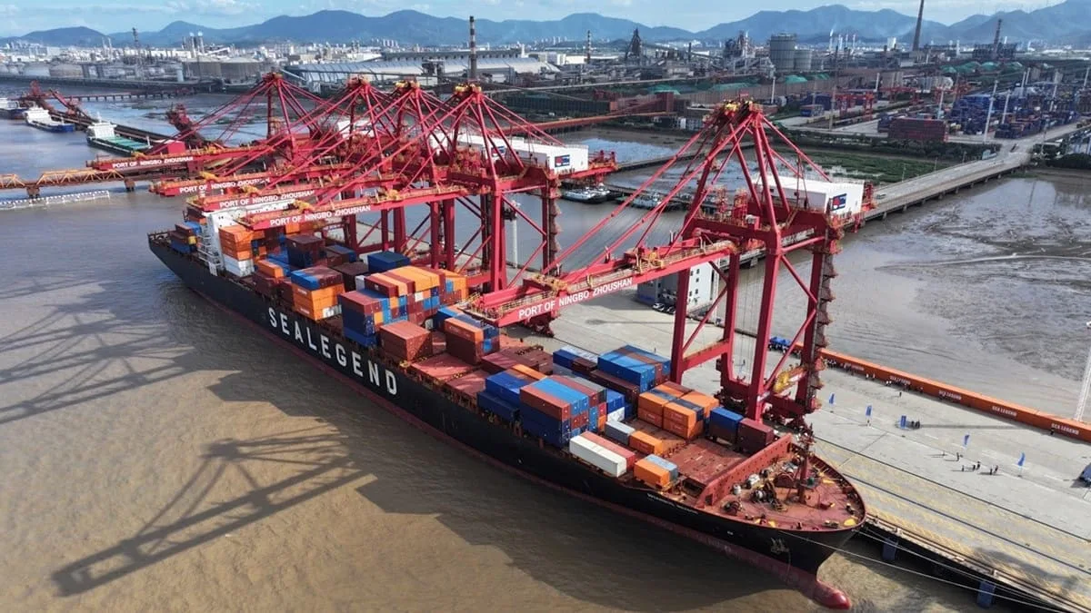 La nave portacontainer Istanbul Bridge al porto di Ningbo Zhoushan