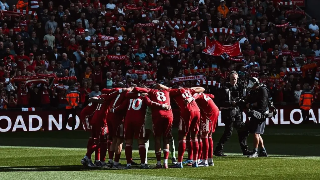 I giocatori del Liverpool si abbracciano prima della partita con l'Arsenal