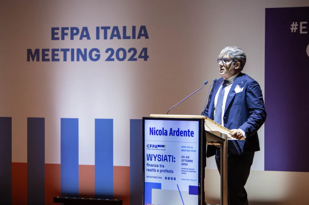 Il presidente di Efpa Italia sul palco dell'edizione 2024 di Efpa Italia Meeting