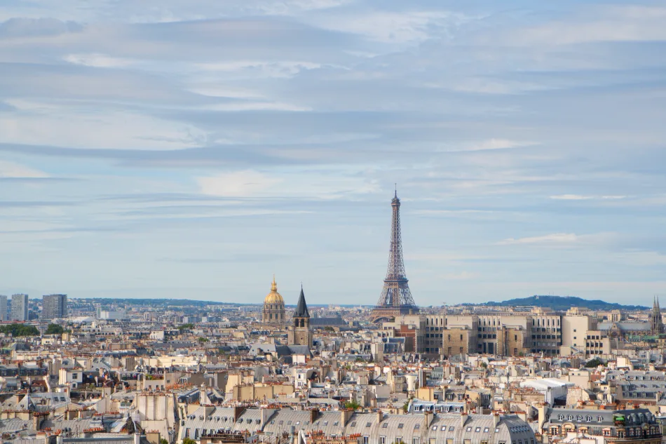 Il panorama di Parigi sovrastato dalla veduta della Torre Eiffel.