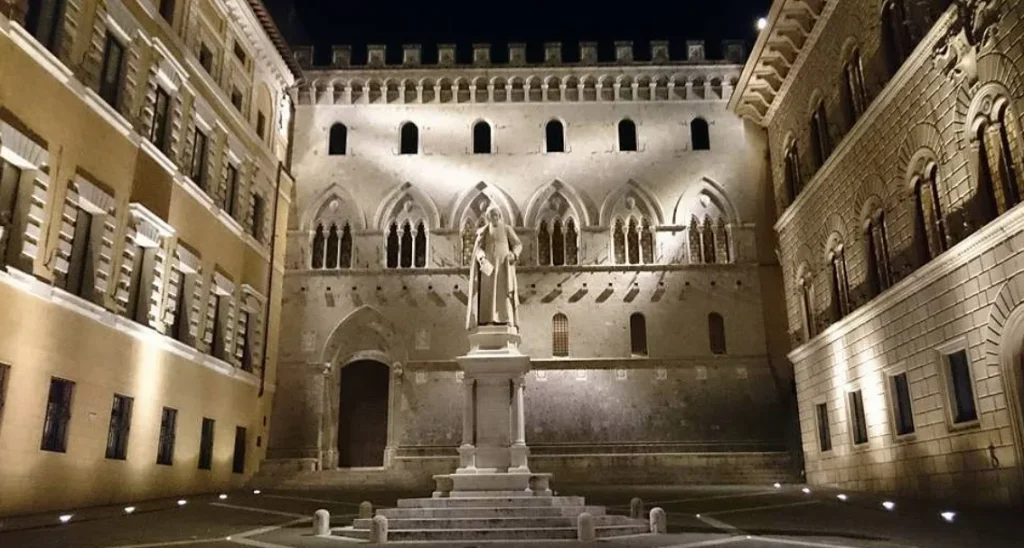 Rocca Salimbeni, la sede di Banca Mps a Siena in una fotografia scattata di notte