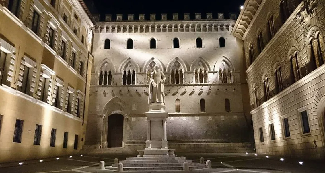 Rocca Salimbeni, la sede di Banca Mps a Siena in una fotografia scattata di notte