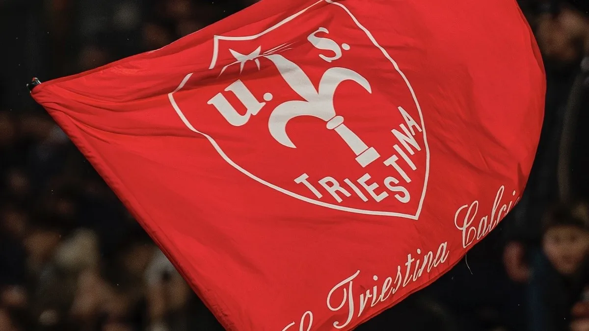 Un tifoso allo stadio sventola la bandiera della Triestina