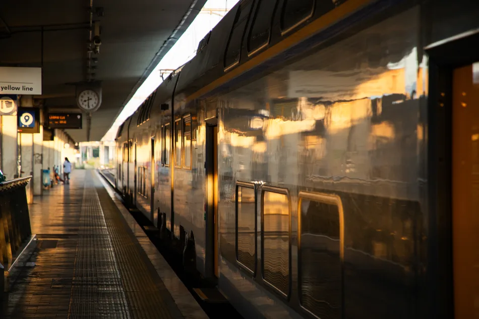 Un treno fermo a una stazione italiana