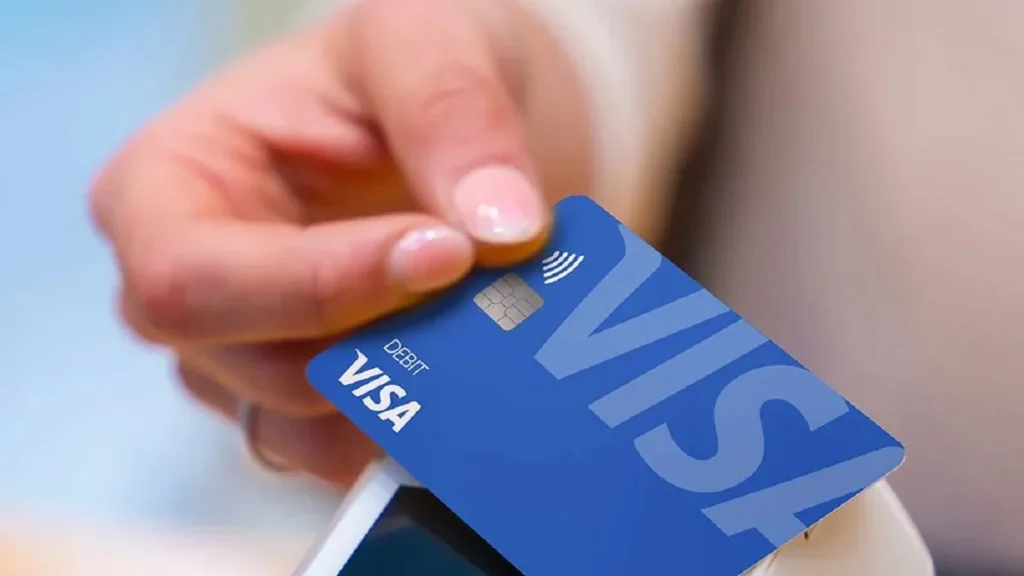Una persona fa un pagamento con carta Visa