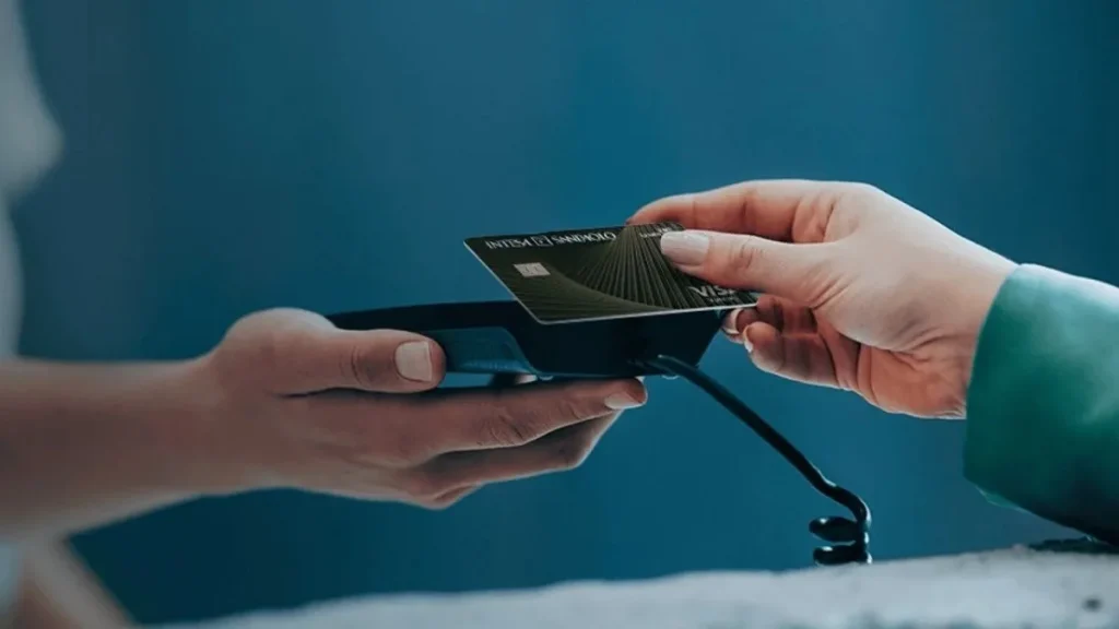 Una persona paga in un negozio con la carta di credito Xme Credit Icon