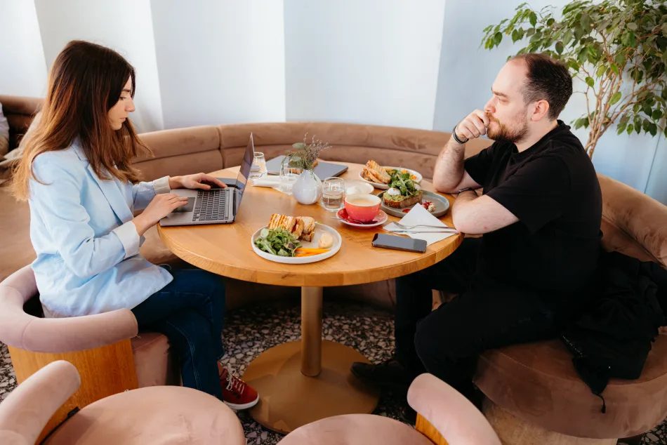 Due lavoratori a pranzo nella pausa