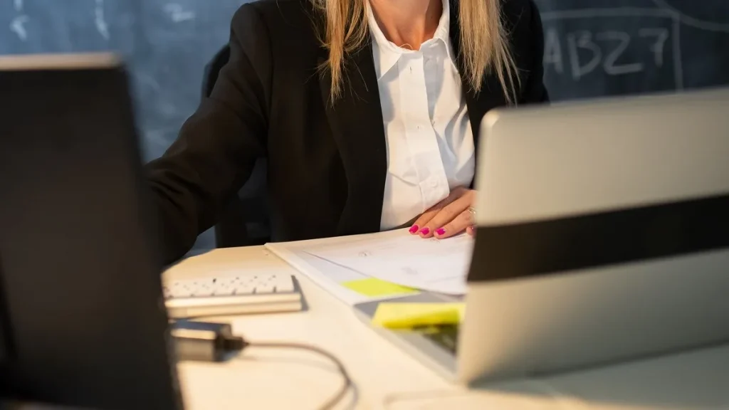 Una donna calcola la tassazione dei dividendi