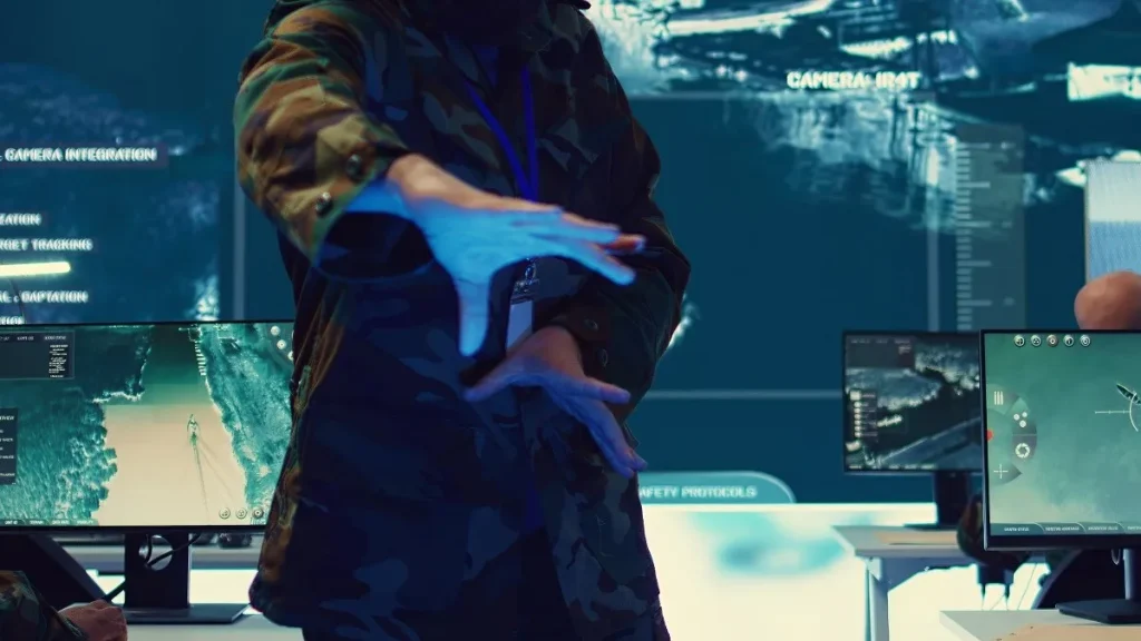 Un sergente impiega un sistema ad alta tecnologia per esaminare dati in tempo reale