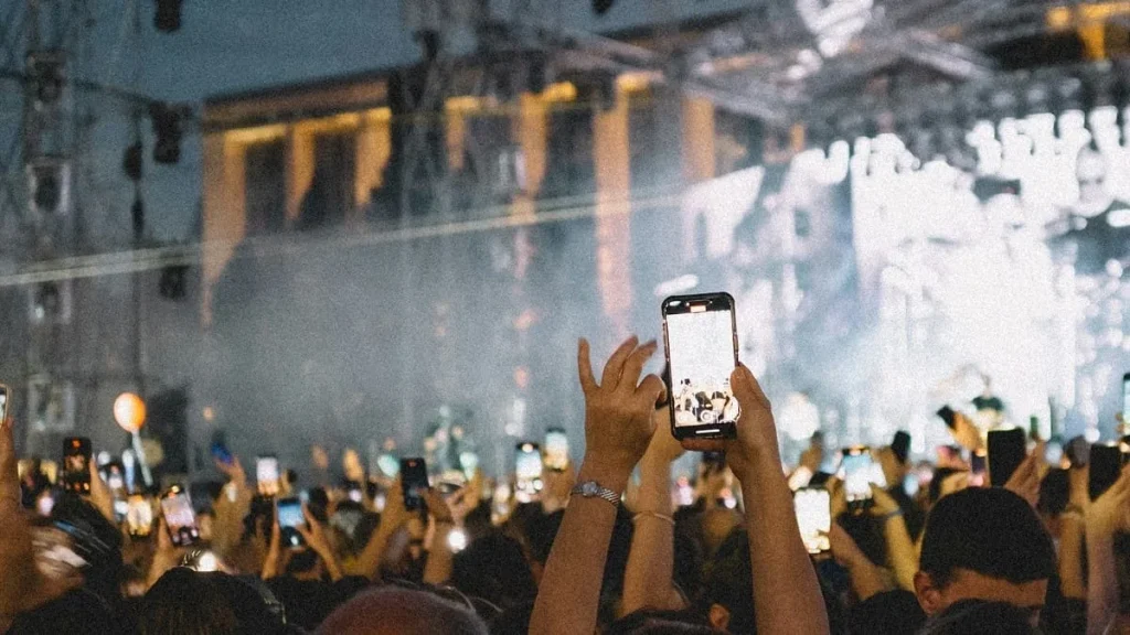 Il pubblico numeroso ad un festival di musica