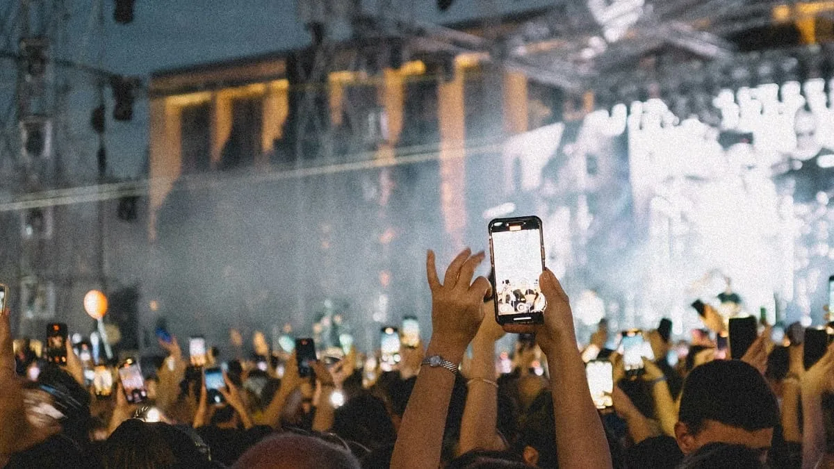 Il pubblico numeroso ad un festival di musica