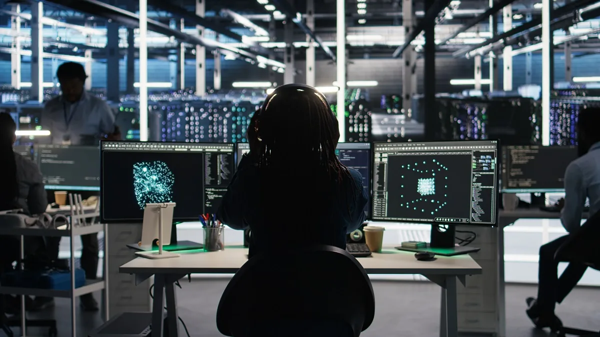 Un ingegnere realizza un'applicazione di intelligenza artificiale in un data center