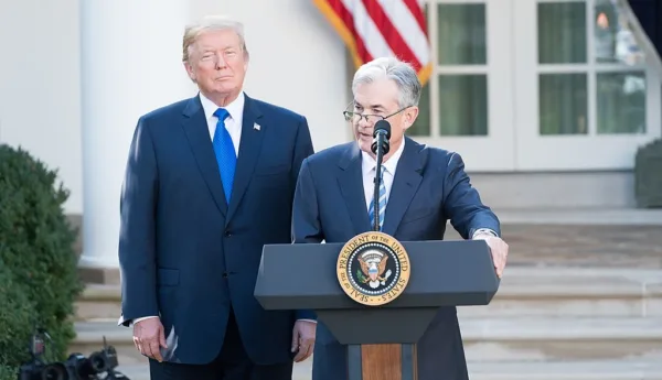 Jerome Powell, presidente della Fed, e Donald Trump