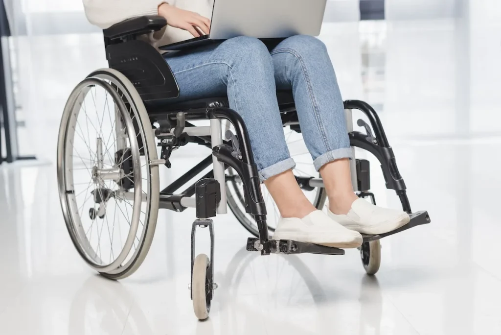 donna che cerca le novità sulla Legge 104 online