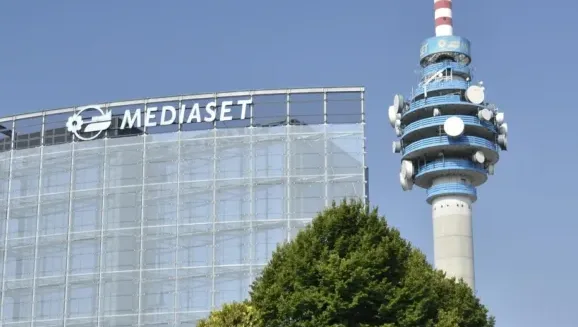 La sed di Mfe a Segrate, con il palazzo e la torre di trasmissione del segnale televisivo