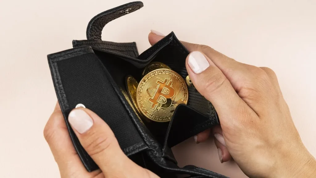 Una donna apre un portafoglio con token di Bitcoin