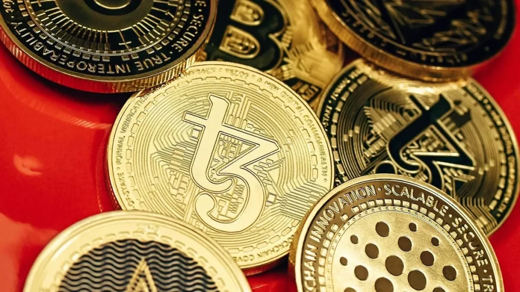 Una pila di token di varie criptovalute