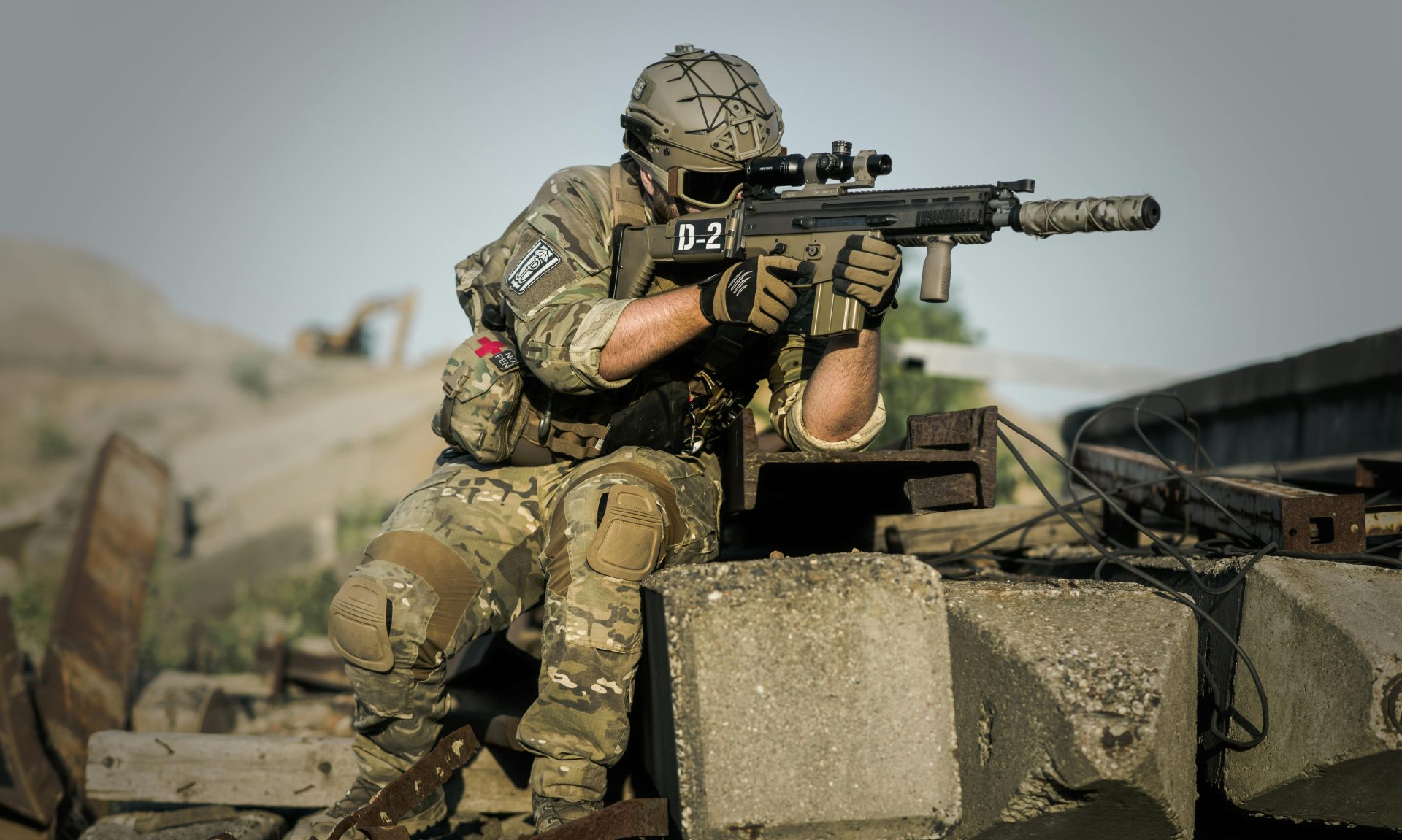 Banche europee - immagine di uno scenario di guerra con un militare che punta un'arma