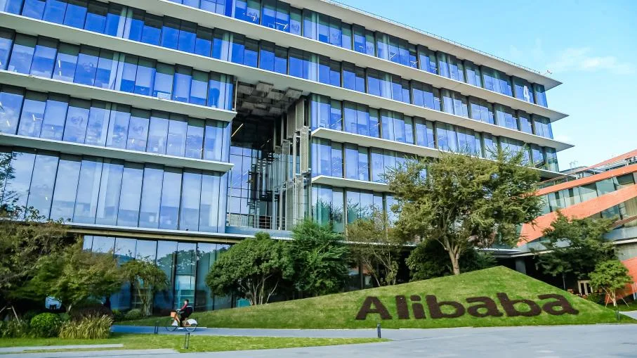 Il rally delle azioni da 250 miliardi di dollari quest'anno ha fatto di Alibaba l'azienda tecnologica cinese a più rapida crescita. Il gigante di Guangzhou ha più che raddoppiato la sua capitalizzazione grazie agli sforzi che sta imprimendo sul fronte dell'intelligenza artificiale. Le azioni a Hong Kong sono diventate le preferite dagli investitori onshore. Secondo i dati della Borsa cinese, al 30 settembre gli operatori nazionali possiedono l'11% delle azioni Alibaba, rispetto all'8,6% di un mese prima. Al contrario, gli investitori esteri sono più cauti. Sulla base di quanto riportato da Morgan Stanley, i fondi internazionali sono ancora sottopesati dell'1,3% a fine agosto rispetto alla ponderazione dell'indice MSCI China. Il mercato delle opzioni segnala che il momentum è forte, con il costo per le call Alibaba vicino al livello più alto dal 2022 rispetto all'indice Hang Seng Tech e il numero di contratti a livelli record prima dell'ultima scadenza mensile. In questo articolo: La chiave è l'intelligenza artificiale Azioni Alibaba: cresceranno ancora? La chiave è l'intelligenza artificiale Chiunque negli ultimi anni si sia affacciato in maniera convinta al mondo dell'intelligenza artificiale è stato in qualche modo premiato dal mercato. La nuova tecnologia è risultata l'elemento trainante anche per le azioni Alibaba. La scorsa settimana l'amministratore delegato della società, Eddie Wu, ha annunciato l'espansione della spesa AI (Artificial Intelligence) nei prossimi tre anni a oltre i 53 miliardi di dollari previsti originariamente. Nel frattempo, Alibaba ha siglato una partnership con Nvidia che prevede l'inclusione nella sua piattaforma di cloud del software AI del progettista più grande del mondo tra le opzioni per gli sviluppatori. Alibaba Cloud ha registrato un aumento del 26% dei ricavi nell'ultimo trimestre e in questo momento ha pochi rivali in Cina. Nel 2026 la divisione lancerà i suoi primi data center in Brasile, Francia e Paesi Bassi, che si uniranno ai servizi cloud del gruppo già negli Stati Uniti e in Australia. "A differenza dell'ambiente ricco di obiettivi negli Stati Uniti, in Cina Alibaba è uno dei pochi ad avere modelli di linguaggio di grandi dimensioni leader a livello mondiale, capacità di accesso ai chip AI, comprovata esperienza nell'infrastruttura cloud e core business ricco di dati", ha affermato Xiadong Bao, gestore di fondi presso Edmond de Rothschild Asset Management a Parigi. "Tencent Holdings e ByteDance sono gli unici altri", ha aggiunto. Tuttavia, Bush Chu, gestore degli investimenti di Aberdeen Investments, ha avvertito che rispetto ai grandi competitor americani, "la spesa AI di Alibaba è abbastanza misurata" e quindi se l'azienda "vuole servire clienti globali, potrebbe aver bisogno di spendere ancora di più". A quel punto, "gli investitori globali ne prenderanno atto". Azioni Alibaba: cresceranno ancora? Per quanto siano cresciute molto nel 2025, le ADR Alibaba a Wall Street ancora sono al di sotto di circa 40 punti percentuali rispetto al loro massimo storico di 316,62 dollari registrato a ottobre 2020. Da allora il titolo ha intrapreso un lungo percorso discendente causato della feroce repressione delle autorità cinesi nei confronti delle grandi aziende tecnologiche del Paese. Il rimbalzo è stato notevole ma ancora molto insufficiente per recuperare il ritardo. I gestori dei fondi vedono ancora spazio per la continuazione del rally. C'è la possibilità di un "significativo rialzo", ha affermato Jian Shi Cortesi, asset manager presso Gam investment Management. "Il sentiment potrebbe anche essere alimentato dalla paura di perdere l'occasione a seguito del forte rally del prezzo delle azioni". Ci sono alcuni segnali però che inducono alla cautela. Innanzitutto, la guerra dei prezzi che l'azienda sta sostenendo con i competitor della consegna cibo a domicilio e nell'e-commerce rappresenta un motivo di preoccupazione per i margini aziendali. In secondo luogo, lo short interest - percentuale di azioni vendute allo scoperto rispetto alla quantità in circolazione - è salito allo 0,47% del flottante, ossia al livello più alto dal 2019 (dati S&P Global). Terzo, l'indice di forza relativa a 14 giorni indica che le azioni Alibaba sono finite in territorio di ipercomprato. Infine, il titolo viene scambiato a 22 volte gli utili a termine, ossia al doppio della sua media triennale. Su quest'ultimo punto Richard Clode, gestore del Global Technology Leaders Fund, non è allarmato. "Non credo che qualcuno definirà la valutazione di Alibaba eclatante in tempi brevi", ha detto. "Questo è probabilmente il motivo per cui molti investitori globali non avvertono disagio a entrare a mercato".