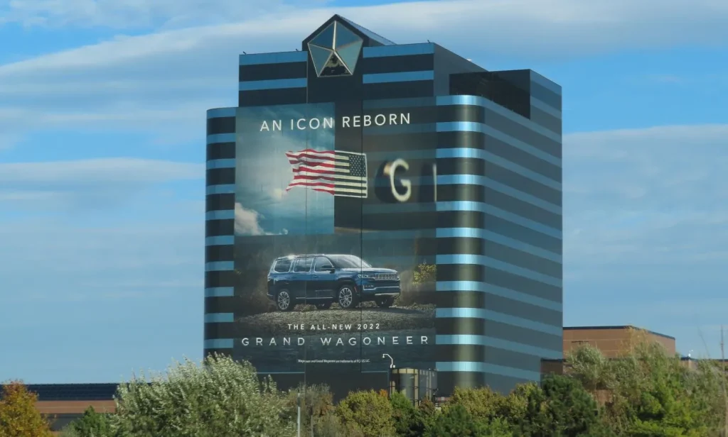 L'iconico grattacielo di Detroit, ora parte del gruppo Stellantis
