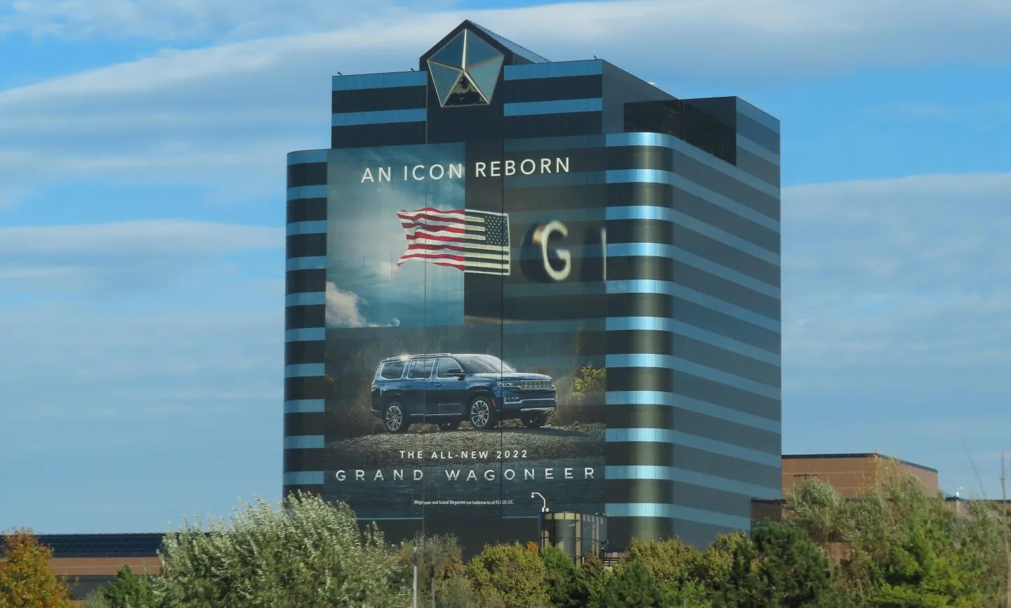 L'iconico grattacielo di Detroit, ora parte del gruppo Stellantis