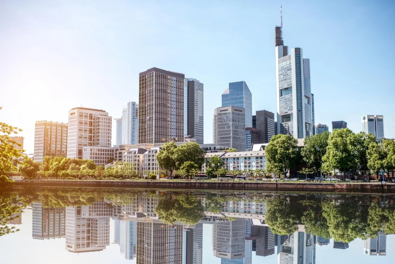 Una vista della city di Francoforte, in Germania, dal fiume Meno