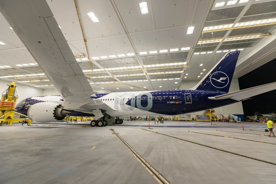 Un aereo Lufthansa, con una livrea speciale che indica i 10 anni dalla nascita della compagnia, all'interno di un hangar
