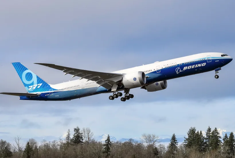 Un aereo della famiglia 777 in volo